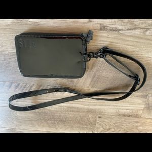 Beis travel wallet patent black